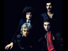 Queen, dole zleva Roger Taylor a John Deacon, nahoře Brian May a Freddie Mercury, 1. pol. 80. let