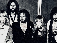 Fleetwood Mac, zleva Christine McVie, Mick Fleetwood, John McVie, Stevie Nicks, Lindsey Buckingham, 2. pol. 70. let