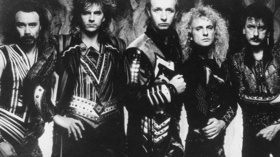 Judas Priest, zleva Ian Hill, Glenn Tipton, Rob Halford, K. K. Downing, Dave Holland, pol. 80. let
