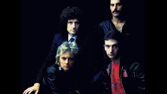 Queen, dole zleva Roger Taylor a John Deacon, nahoře Brian May a Freddie Mercury, 1. pol. 80. let