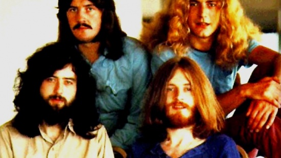 Led Zeppelin, dole Jimmy Page a John Paul Jones, nahoře John Bonham a Robert Plant, 1971