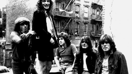 AC/DC, zleva Brian Johnson, Angus Young, Simon Wright, Malcolm Young, Cliff Williams, cca pol. 80. let
