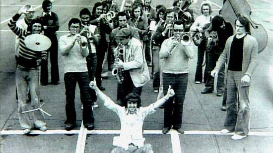 Pražský Big Band na ranveji (vpředu vedoucí Milan-Svoboda, cca 1975-76)