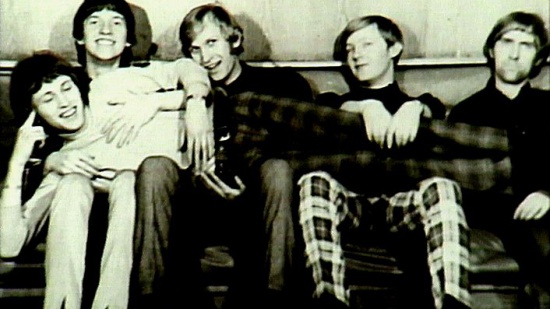 Donald (ležící Pavel Černocký, drží ho Miloš Svoboda, Zdeněk Juračka, Jiří George Jirásek a Vladimír Guma Kulhánek, 1967)